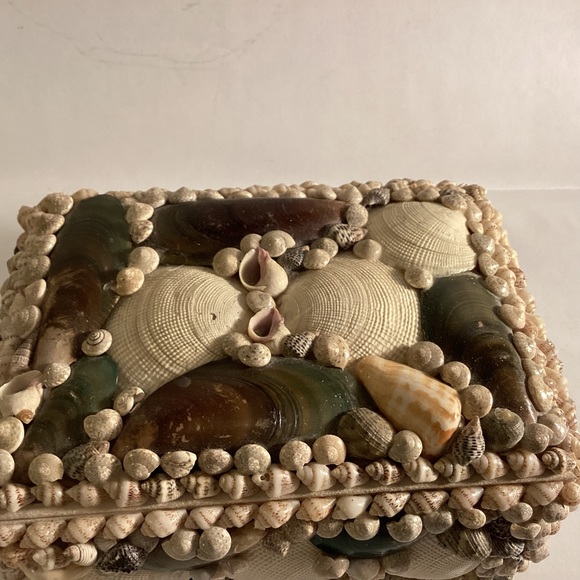 Vintage shell covered box - Picture 2 of 9